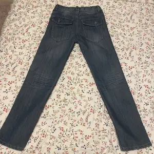 Bootcut jeans köpta från Erikshjälpen. Originellt från Cubus. Säljer eftersom att jag inte gillar passformen på mig och eftersom att de är lite för små. Storlek ’12 år’ men jag skulle nog passa folk med storlek 30 eller 32. Det går att justera midjan!