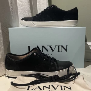 Lanvin skor - Hej! Säljer nu dessa superfina lanvin skor. Skorna är nästan i nyskick. 9,5/10. Box dustbag och nya snören medföljer! Skorna kostar 4300kr nya och jag säljer dem för enbart 2399kr! Allt og medföljer 