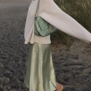 Grön satin kjol - En jätte fin grön satin kjol från hm😍kjolen har två små fläckar se bild tre😘skriv gärna frågor💕