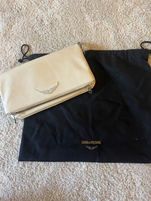 Zadig Voltaire väska - Hej, jag säljer min Zadig Voltaire, nästan helt ny, säljs pågrund av att den knappts använd. Köpte den i våras.💗 Pris kan diskuteras! Kan även byta mot vad som helst✨