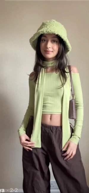 Grön topp med halsduk  - Fint grön tröja från pull and bear  kommer med sin halsduk, knappt använd men perfekt till sommaren och höst. Skriv för bilder🫶