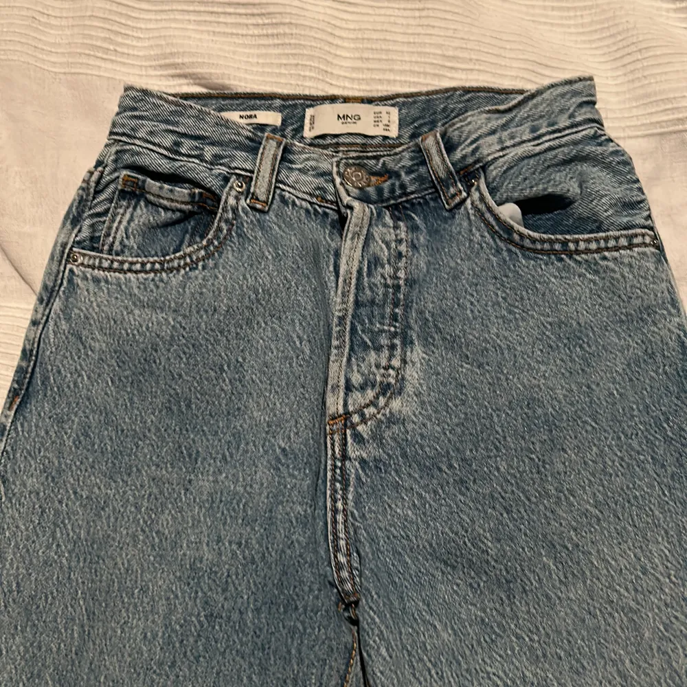 Säljer par hög midjade wide leg jeans från mango i storlek 32 pga att jag inte använder de längre💖. Jeans & Byxor.