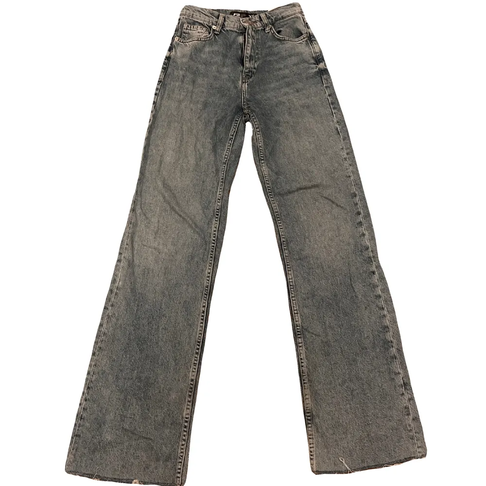 Coola grå jeans! . Jeans & Byxor.