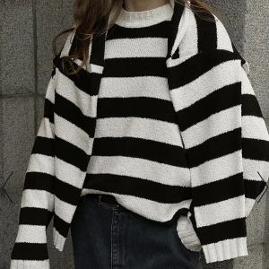 Randig stickad tröja  - Jättefin men har liknande som jag använder mer. Nyskick 💕