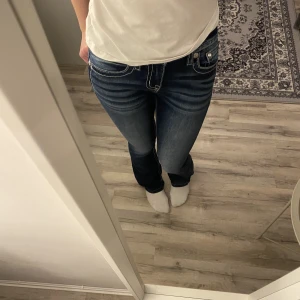 Miss me jeans  - Super snygga jeans från miss me! Uppsydda men passar mig pefekt o går över foten som är 168/169 💕💕 skriv innan ni trycker på köp nu!😇