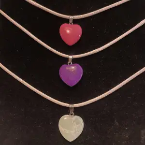 Halsband med ett hjärta i sten, i olika färger🫶🏻 Pris 15 kr/st eller alla 3 för 35 + frakt på 15 kr, om du köper fler smycken av oss så samfraktar vi och fri frakt över 200 kr🫶🏻