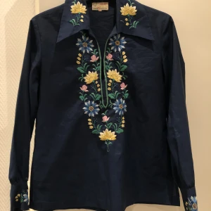 Broderad blus 70-tal  - Superfin broderad blis