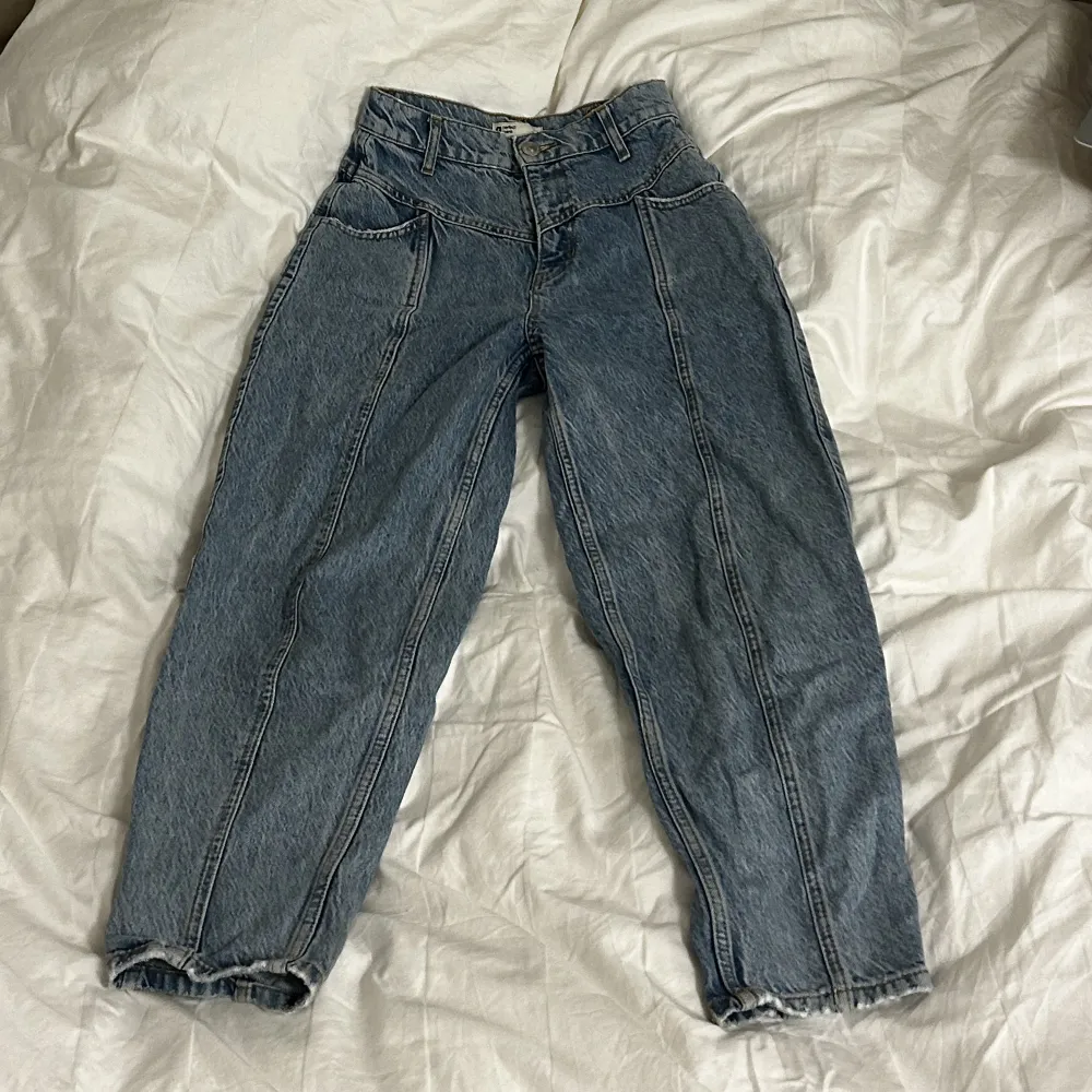 Högmidjande jeans med 80 tals influenser. Jeans & Byxor.