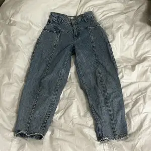 Högmidjande jeans med 80 tals influenser