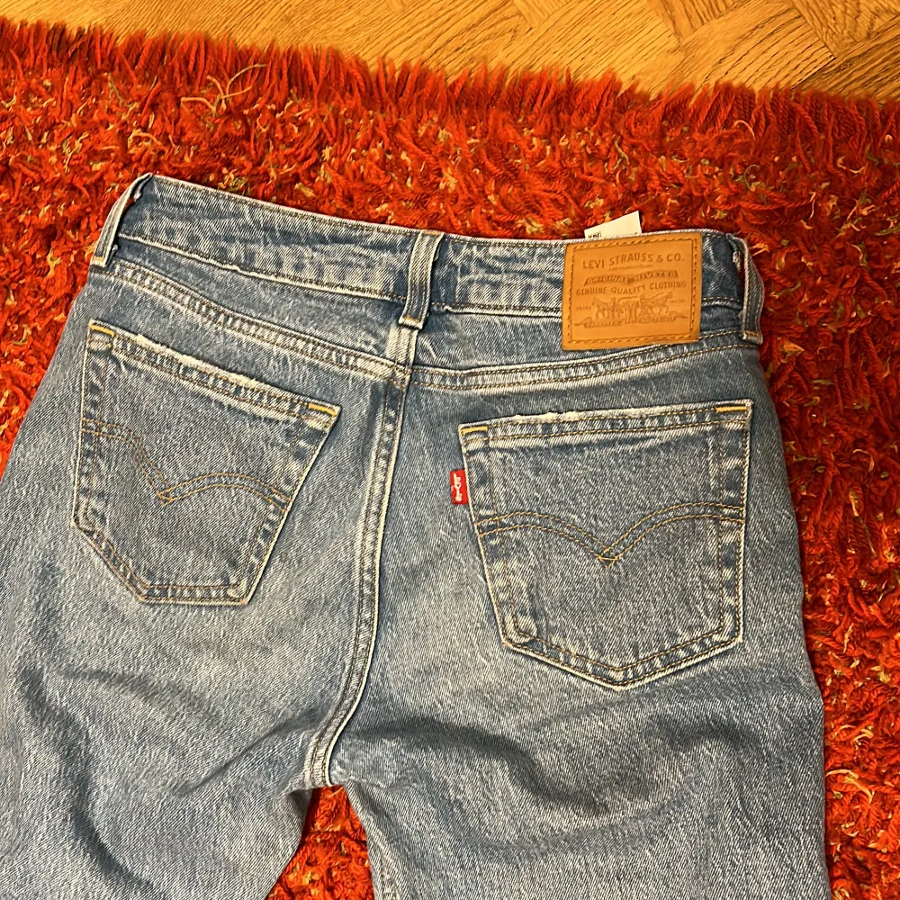 Ljusblå lågmidjade bootcut Levi jeans. Lite använda men fortfarande svinsnygga!!. Jeans & Byxor.
