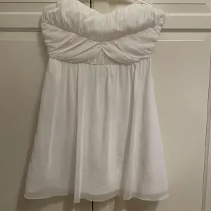 Söt vit klänning i storlek 38!🩷 passar till studenten!