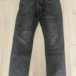 Straight leg jeans storlek 31