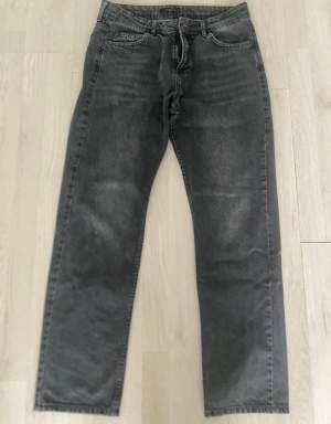 Straight leg jeans storlek 31