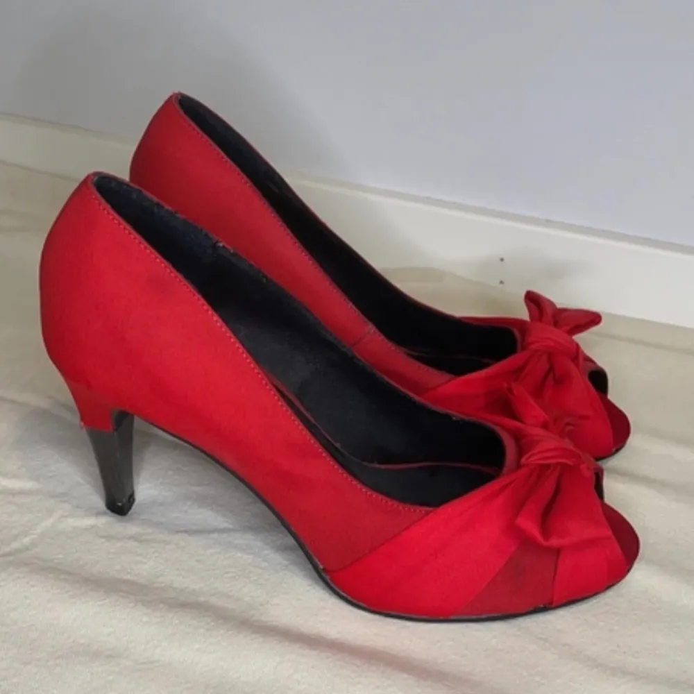 Röda högklackade skor, använt en gång. Storlek 40. . Skor.