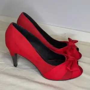 Röda högklackade skor, använt en gång. Storlek 40. 
