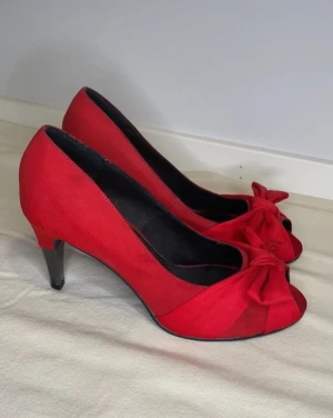 Röda högklackade skor - Röda högklackade skor, använt en gång. Storlek 40. 