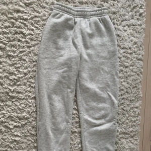 Mjukisbyxor & klänning - Grå mjukisbyxor från Gina, sköna och snygga🌟använt skick