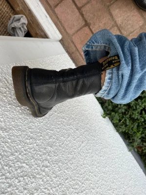 Dr Martens ”Pascal” - Dr martens kängor  Ganska flitigt använda men bra skick utöver att skosnörena kan bytas ut :) Modell Pascal