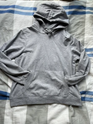 Grå Hoodie! - Säljer nu min gråa hoodie som inte kommer till användning längre! Storlek M! Mycket bra skick. Kolla gärna resten av min profil! Håller på och garderobränsa. Skickar gärna flera produkter i samma paket!