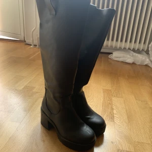 Platåstövlar  - Jätte snygga platå stövlar som blivit för små för mig. Använda sparsamt och väldigt bekväma! 