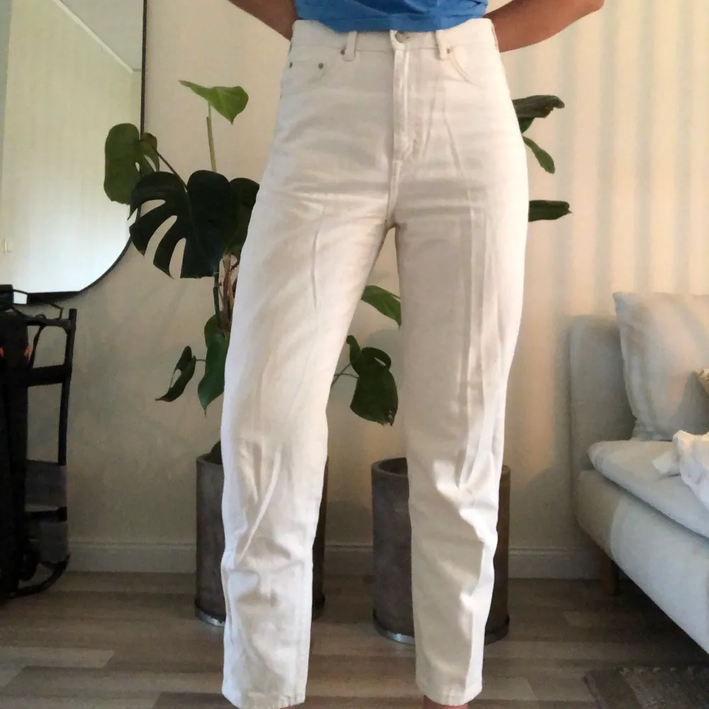 Vita/äggvita byxor i boyfriend eller Lash modell från weekday. Säljer trots att jag älskar dem då de är lite korta (är 181 cm). Kommer från weekdays ”enviromental” linje. Kan mötas upp i Lund eller skicka . Jeans & Byxor.