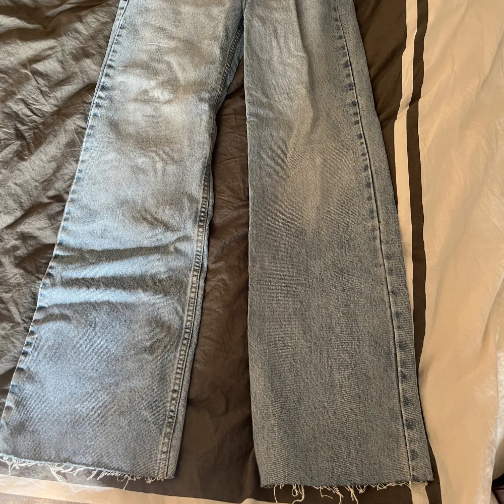 Snygga sköna jeans från PULL&BEAR i en rak passform🫶🏻. Jeans & Byxor.