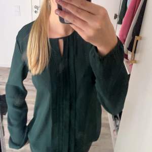 Säljer denna jätte fina gröna blusen som är i nyskick ifrån Anna field💕Den har inga som helst defekter eller fläckar och nästan aldrig använd💕