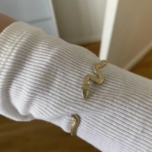 guld ormarmband & otherstories - felfritt orm-armband från & other stories. Storleken går att justera