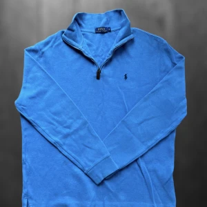 Ralph lauren halvzip - Riktigt härlig halvzip från ralhp lauren. Storlek L.  Skriv vid frågor eller funderingar🙌 