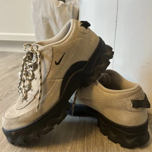 Nike sneakers  - Asballa Nike skor, storlek 41. Använda 2ggr så som nya!