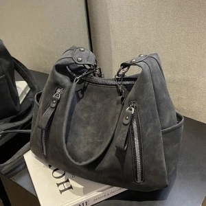 HandVäska - En jättefin nästan helt nya väska! Med två band, en längre som är sjusterbar samt ett kort band. Inga skador🥰 ny pris 180kr mitt pris 100kr❤️ färgen är ungefär som washed black 