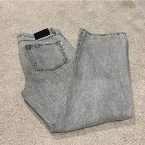 feta grå jeans, liknar hope jeansen, samma passform och färg