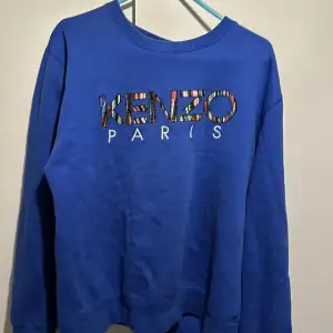 As Snygg blå Kenzo Tröja i färgen blå. Denna snygga samt väldigt sköna tröja används ej längre. Den har varmt material i tröjan vilket gör den perfekt inför vintern. Buda gärna.