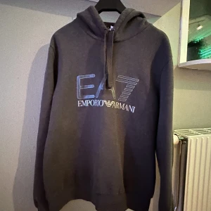 Armani hoddie - En armani hoodie i använt skick storlek S mitt pris 350kr