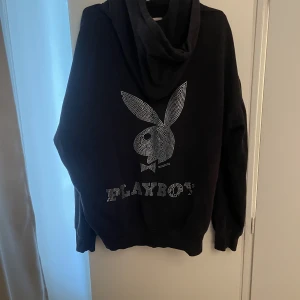 Playboy hoodie - Jättefin hoodie från Playboy, sälj pga kommer inte till användning. Bra skick men saknar några stenar men inte någon man lägger mycket märke till(se bild)
