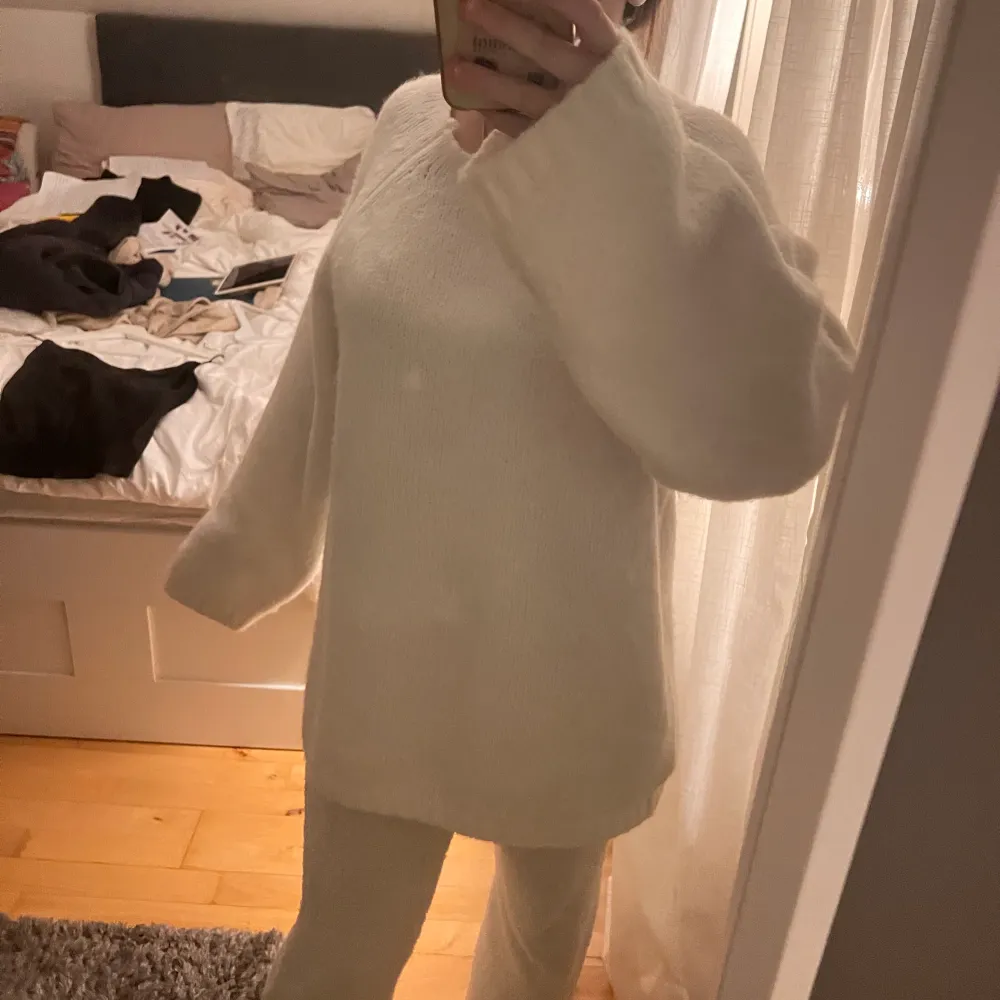 Säljer denna väldigt oversized tröjan som är så himla mysigt och passar perfekt nu till kallare tider! Säljer den pågrund av att den är alldeles för stor tyvärr. Jag bör i stolek S och tog tröjan i XS men skulle säga att den passa den L/M.. Stickat.