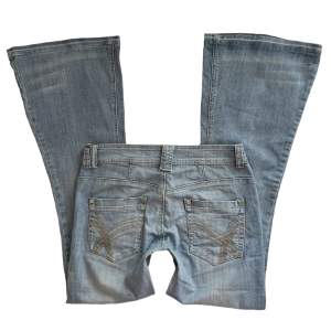 Lågmidjade ljusblåa flare jeans 🌟MIDJEMÅTT: 78 cm + stretch. INNERBENSLÄNGD: 77 cm. GRENDJUP: 20 cm. Jag har strl S och är 166 cm! 