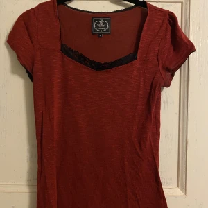 Spets t-shirt - Röd t-shirt med svart spets. Bra skick. Strl S