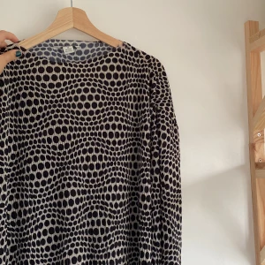 Blus  - Blus/topp från Monki i plisserat material. Prioriterar köpare som kan mötas Lund 🩷