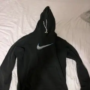 Snygg Nike hoodie som jag inte använder! Storlek L men passar M! Skriv för mer frågor!!!
