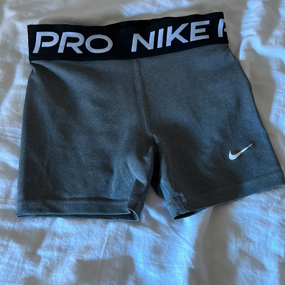 Gråa Nike pro shorts. Använd några gånger med en liten defekt på bild två men i jätte bra skick. Orginal pris runt 300 minns inte exakt . Shorts.