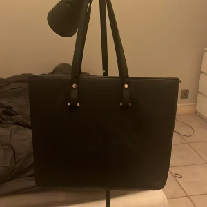 Hm väska - Jättesöt väska ifrån hm, praktisk då man får plats med mycket. Finns små defekter men inget som man tänker på, pris kan diskuteras 💓