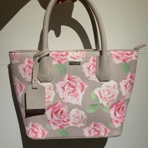 Blommig väska 🌸 - Blommig väska 🌸 har haft den i flera år med är använd fåtal gånger därav nyskick, axelrem följs med! klicka gärna på köp nu eller kontakta! 🌸🌺💐🌷