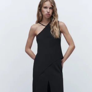 Svart linne  - En cool asymmetrisk topp från Zara som inte kommer till användning. Står xs men skulle säga S