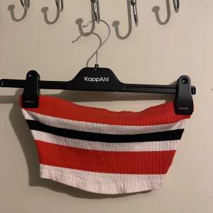 Röd/vit/svart tube top från Primark. Storlek XS. Använd 3 gånger.