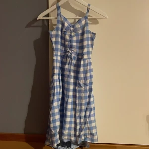 Klämning - Säljer denna fina klänning. Använd en gång så är i nyskick!