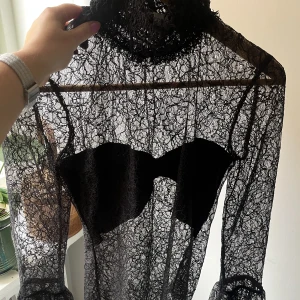 Zara Blus - OBS bilder med den på skickas vid förfrågan❤️❤️ festlig blus i spets från zara men har inte kommit till användning 