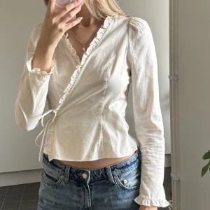 Blus  - Säljer en blus från & Other Stories i storlek S ❤️
