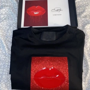 Limitato - Säljer nu min limitato T Shirt då jag vill bli av med den.T-shirten är använd ett fåtal gånger och är som ny. Köptes för 1100kr Skick9/10