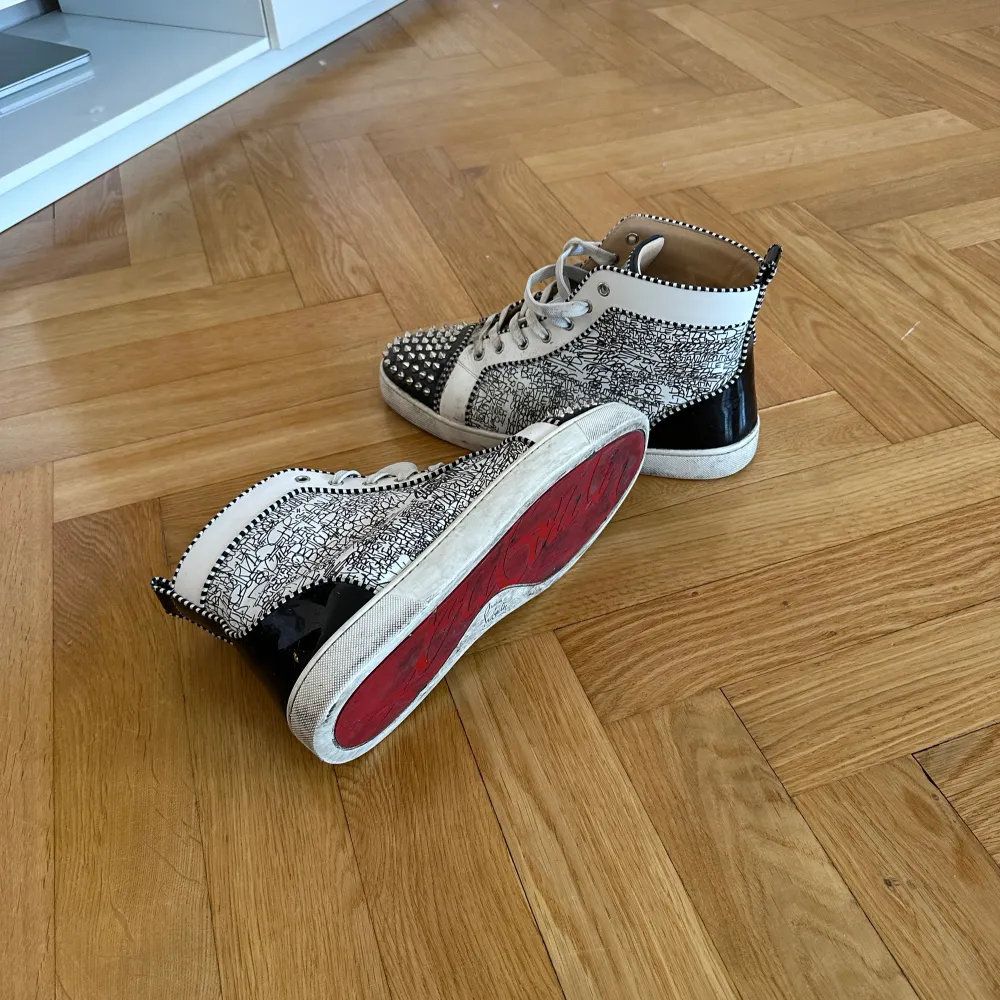 Christian Louboutin High-Top Sneakers (Inte orkar tvätta dem, dvs bra skick efter rengöring) Nypris 13000. Skor.